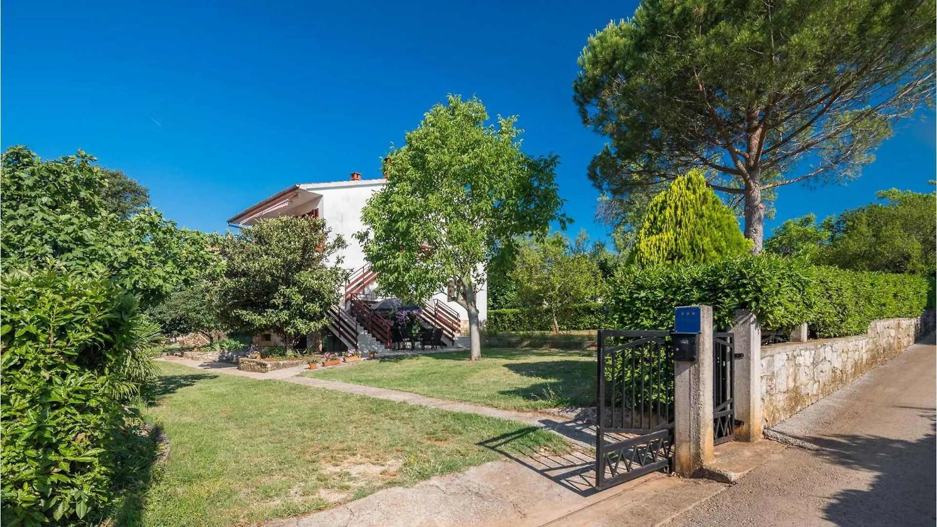 Lovely Apartment In Kastelir With Wifi 0*,